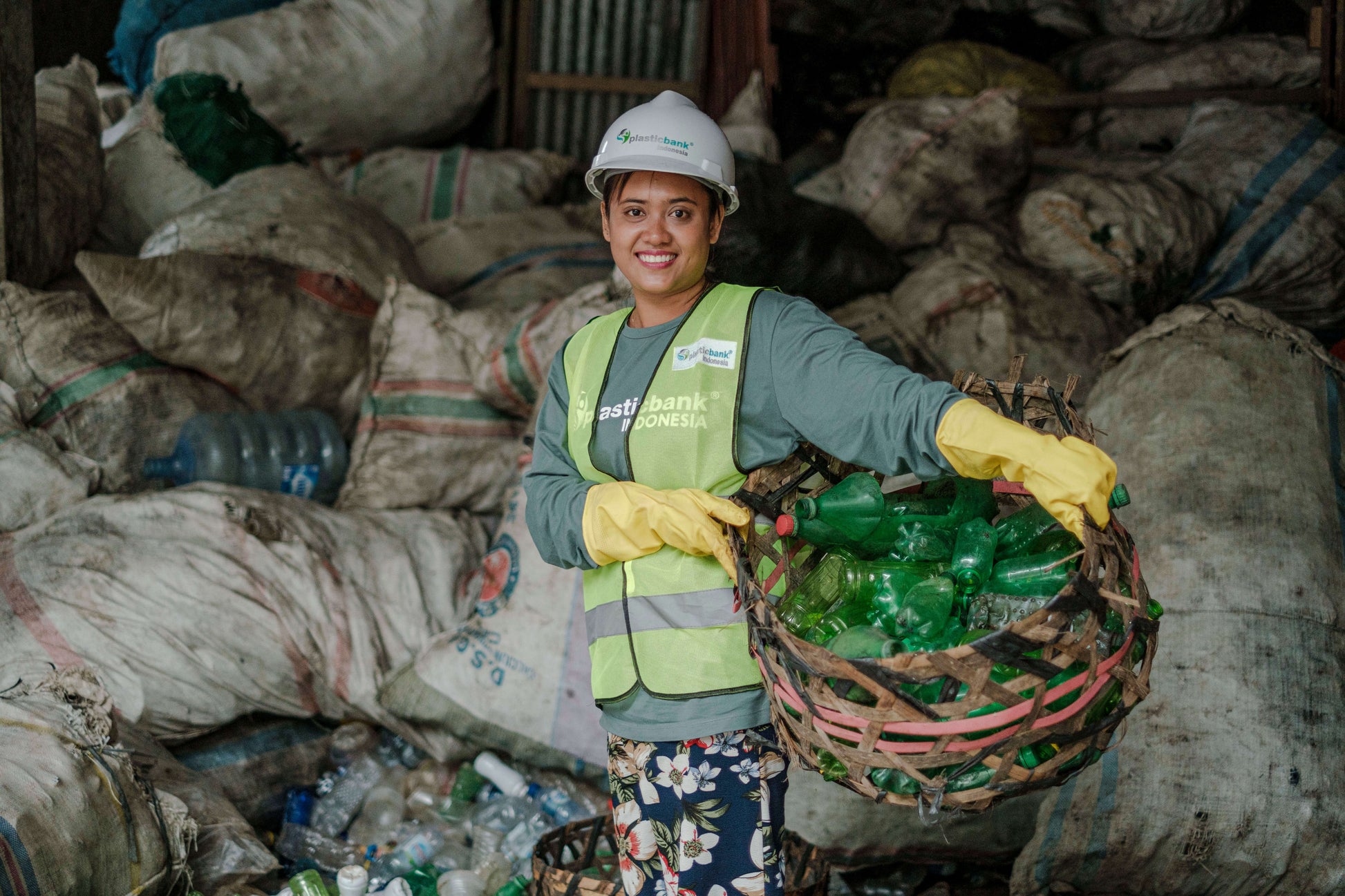 Remove 5 ocean bound plastic bottles - Make Beauty International