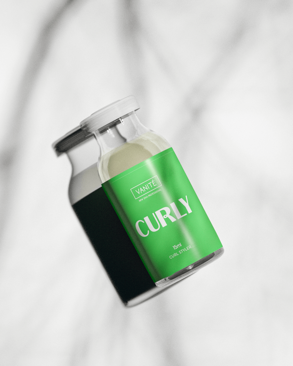 Ampola Curly verde em uma composição com luz natural e sombras